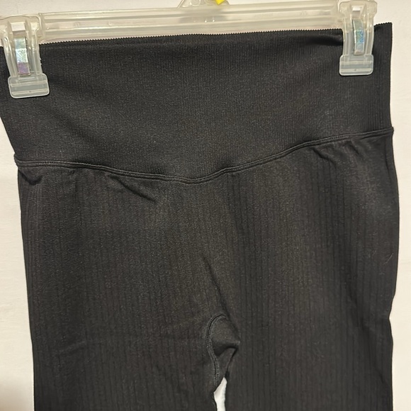 Pink seamless ribbed leggings. - Picture 2 of 5